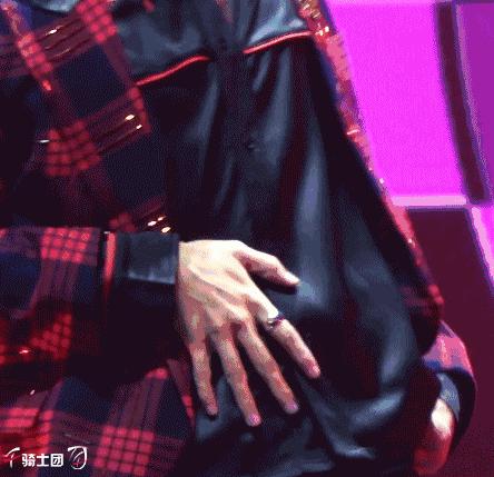 易烊千玺羞红脸,易烊千玺害羞脸红