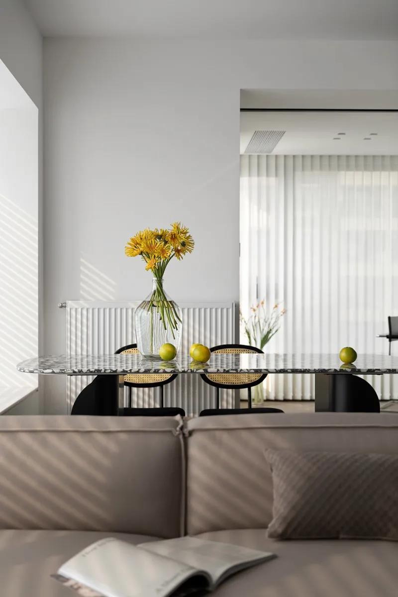 89㎡舒适两居，装修巧用「百叶窗+玻璃砖」，高级又通透