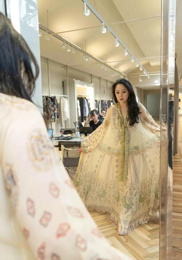 56岁章小蕙太拼了，穿黑色西装裙太紧身，一不小心勒出了小肚腩