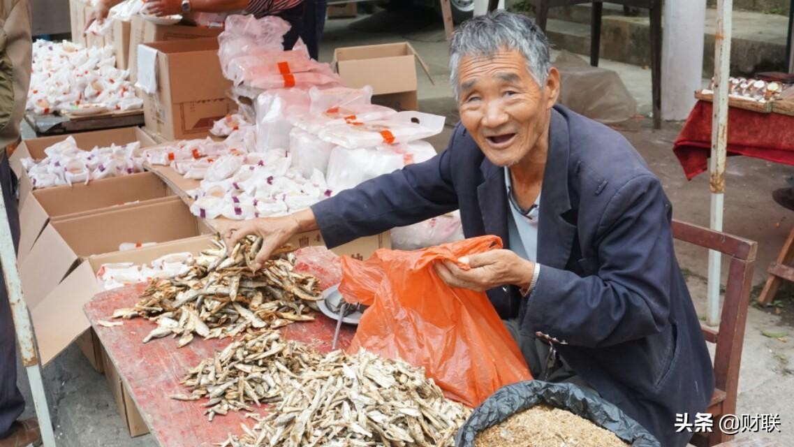 一年卖出12亿包,小鱼干成新宠!成本却只有4角,其中有何猫腻?