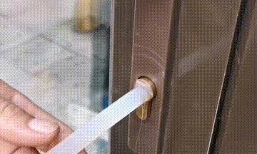 钥匙折在锁芯里怎么才能取出,钥匙断在锁芯无法取出