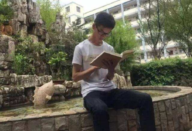 辍学12年，干过矿工：他却让蒙特雷大学竖起缅甸的*旗国**，凭什么