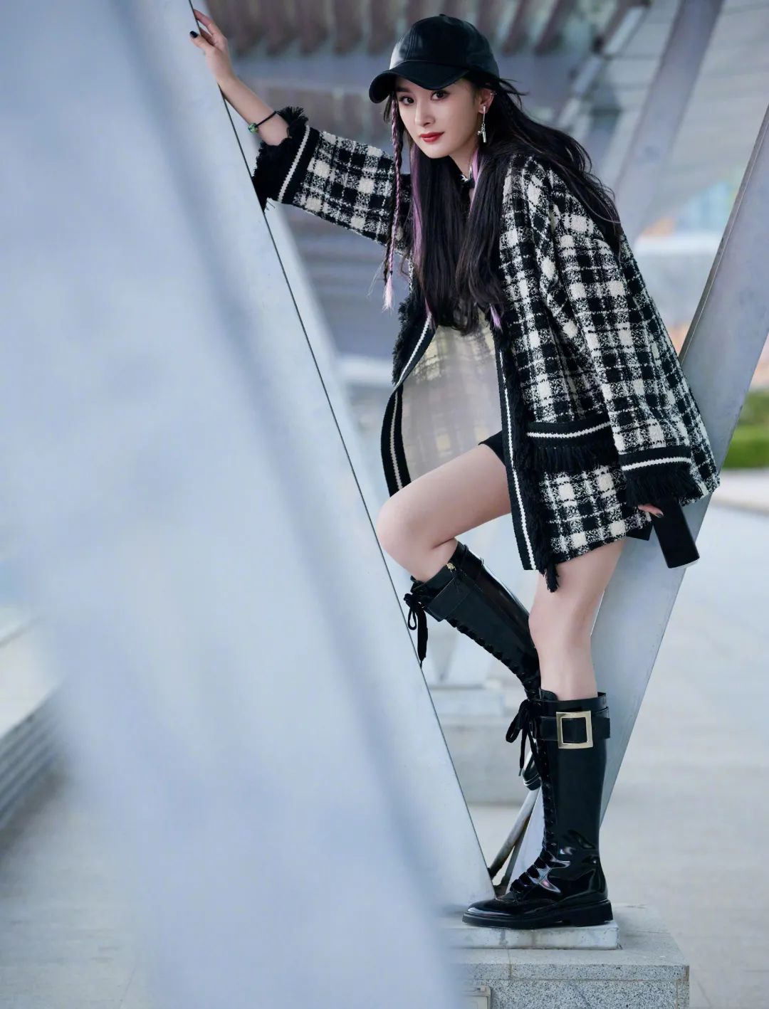 杨幂穿连体短裤时尚大片,杨幂现身粉色风衣配短裤