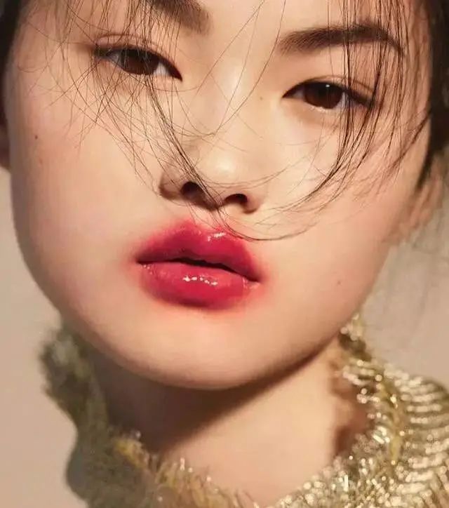 看看自己嘴型适合怎么涂口红,怎么让嘴唇涂完口红后显得很水润