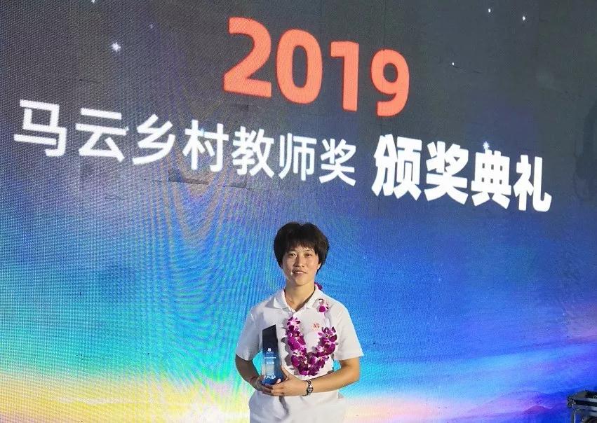 生完孩子没俩月就返校，怕学生跑了……马云点赞这位河北老师