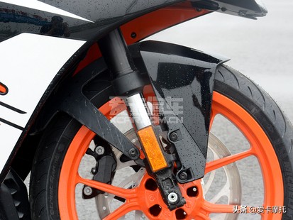 小姐姐骑着粉红色的仿赛摩托车,仿赛摩托车低座推荐