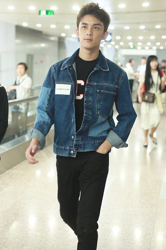 吴磊黑色卷发日常造型,吴磊发型同款