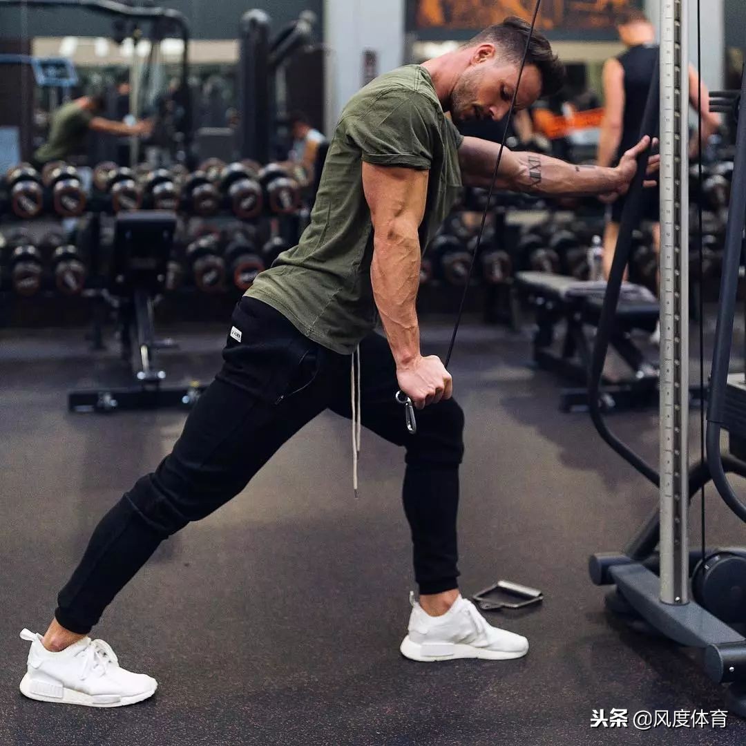 健身肌肉男穿衣搭配图片,肌肉男在健身穿衣搭配