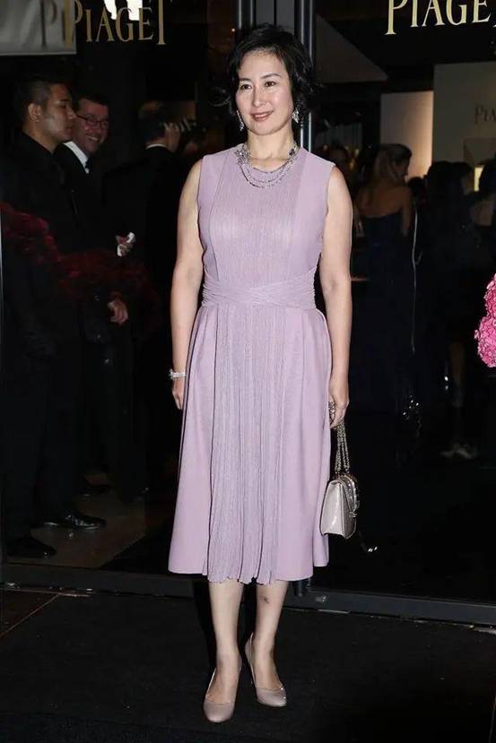 何超琼不化妆老态,何超琼出席活动气场全开