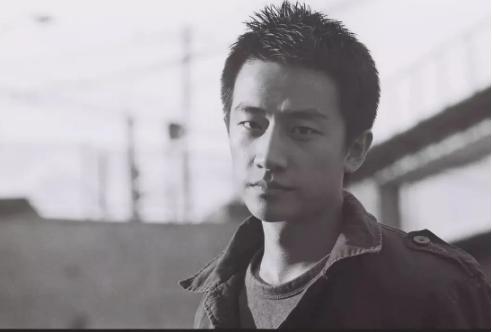 “不靠傍大姐”，36岁的黄轩，打了多少男明星的脸？