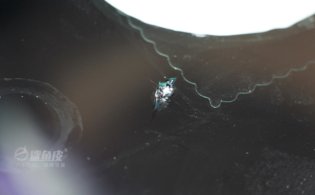 4s店挡风玻璃裂纹修复价格,汽车前挡风玻璃内层裂纹怎么修复