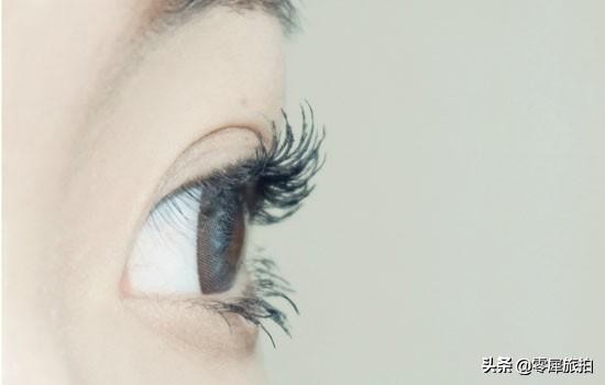 化妆初学者刷睫毛教程,新手怎么用睫毛夹睫毛好看呢