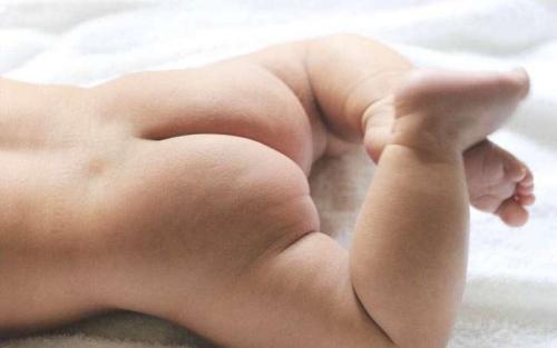 宝宝红屁股是因为纸尿裤质量吗,宝宝红屁股是不是没弄干净啊