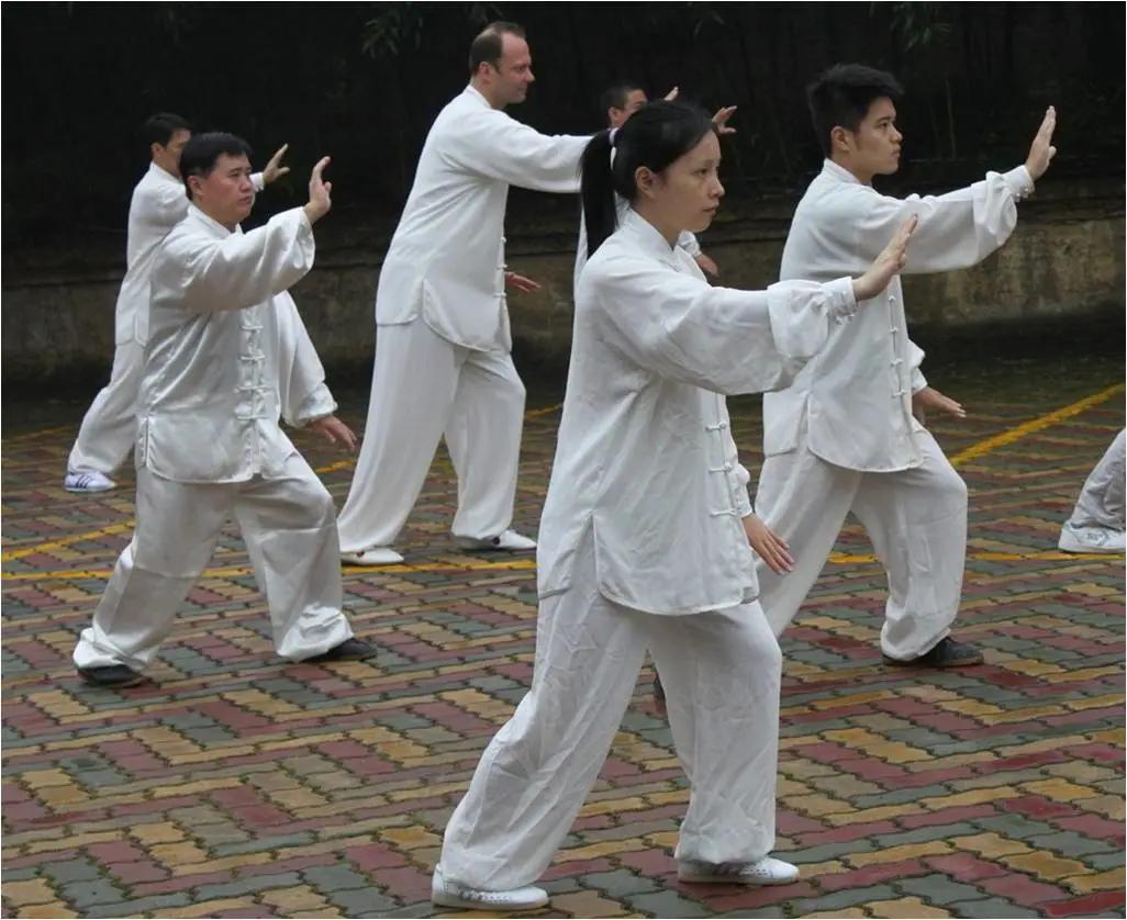 不懂顶头悬,白练三十年