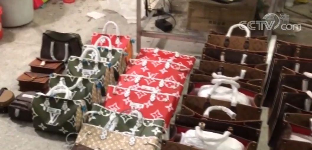 国外奢侈品包是真的吗,成本几十块钱的包卖几万