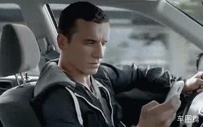 晚上开车弹烟头侧翻,司机被弹烟头