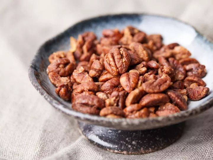 椒盐山核桃仁,核桃仁咸香酥脆的家庭做法