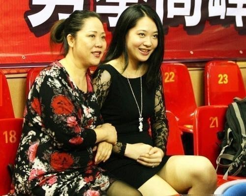 揭秘朱芳雨与现任妻子的恩爱秘密,朱芳雨三次婚姻