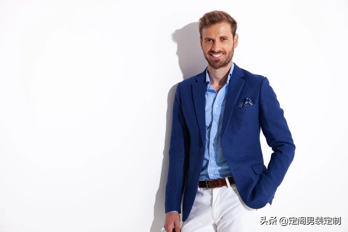 男生合身西装和宽松西装哪个好看,怎样挑选合身的西装