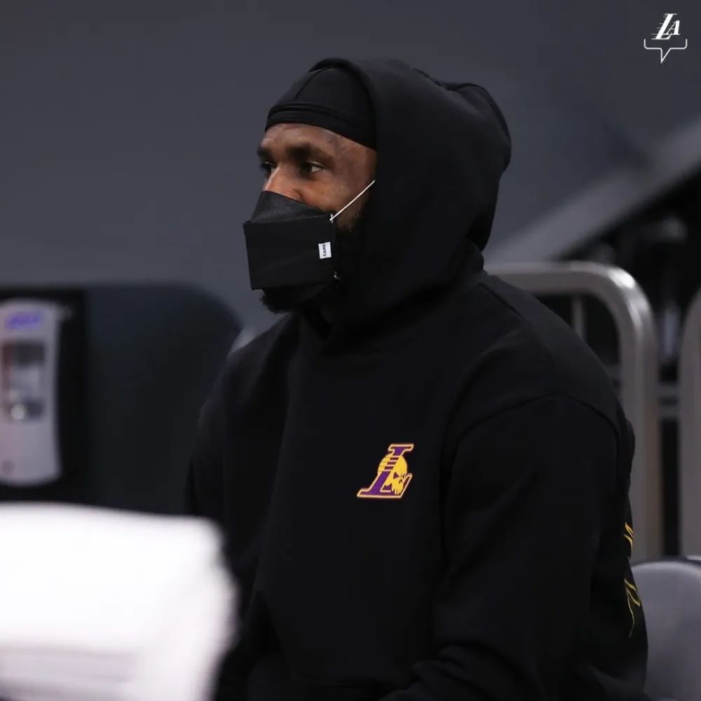 心疼!詹姆斯穿上厚重的护靴!湖人放弃场均5.4分3.2板中锋