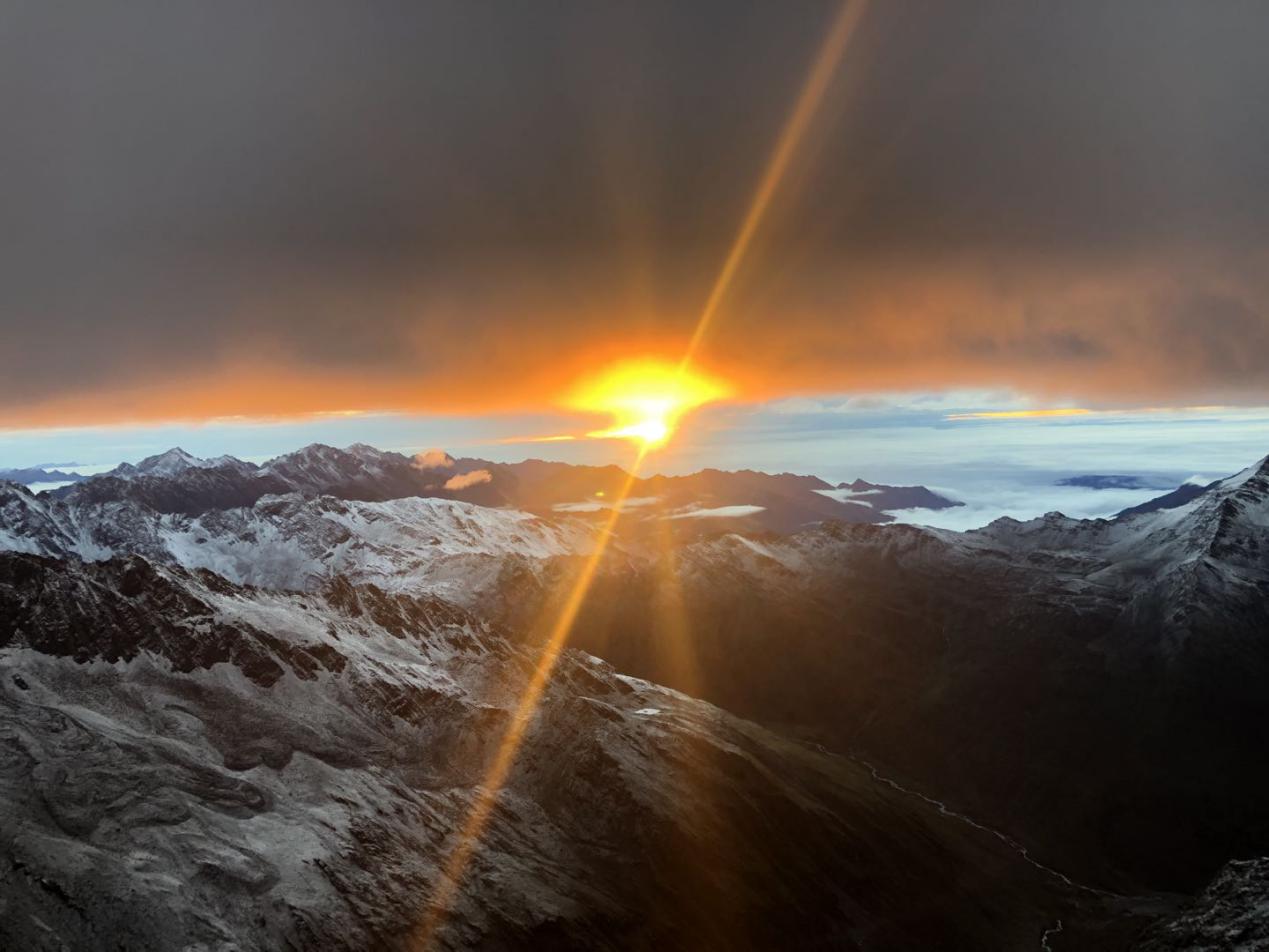 四姑娘山大峰登顶感受,四姑娘山二峰绝望坡有绳索吗