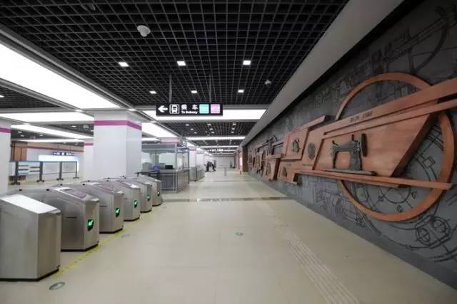 【网红打卡车站】第三站：红旗南路站《轻工杰作•引领时代》