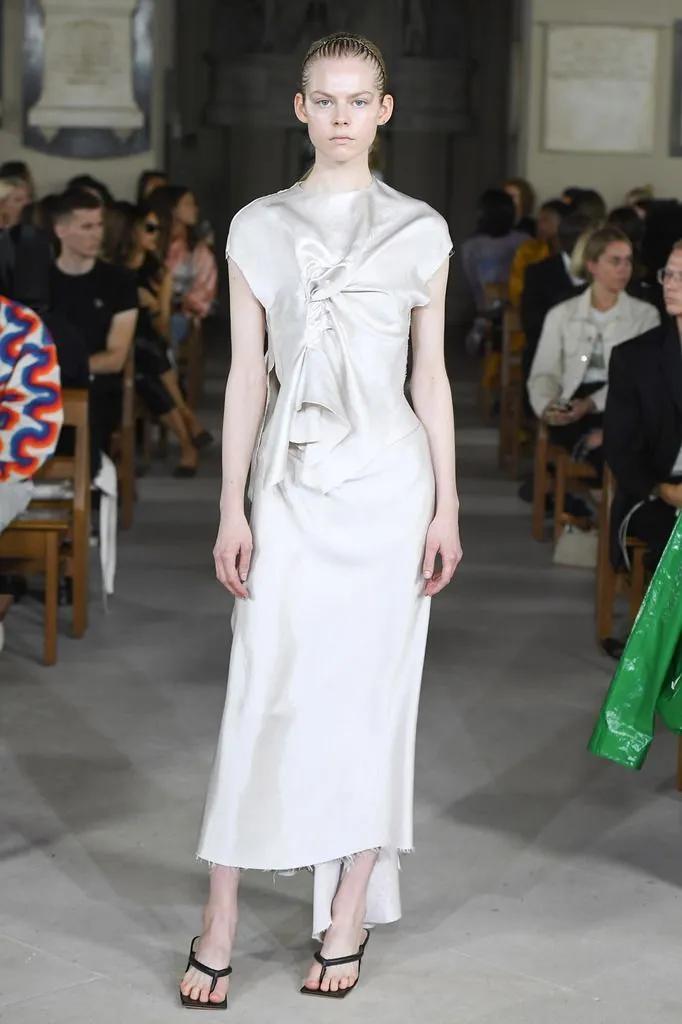 今年最流行凉鞋简单大方百搭,今年流行几款夏日凉鞋时尚百搭