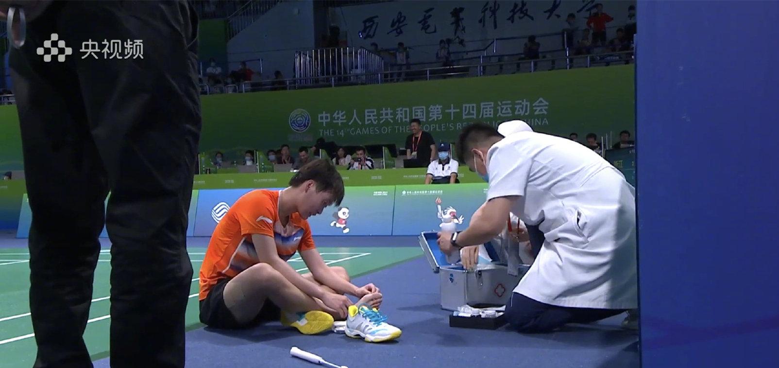 奥运冠军被李宁鞋割伤,鞋头崩开钢丝割脚,1099元的鞋就这质量?