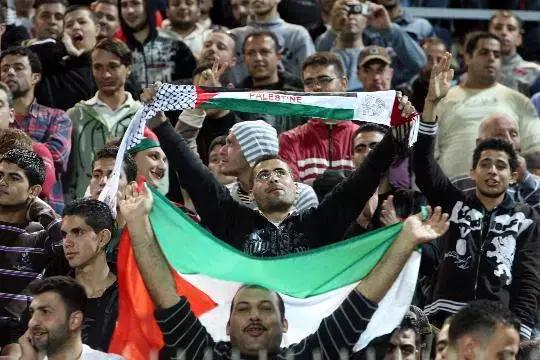 踢平国足的巴勒斯坦他们国家的足球是什么样子的？