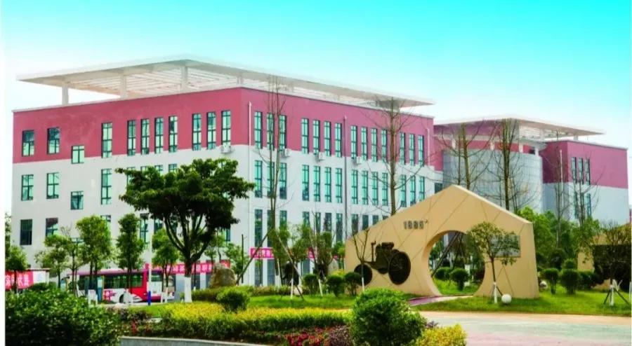 四川汽车职业技术学院汽车实训,成都汽车职业技术学校研学基地