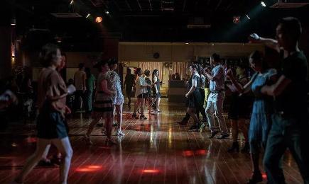 勇闯一次武汉歌舞厅？保证你30分钟抱头逃走，实在是太野了