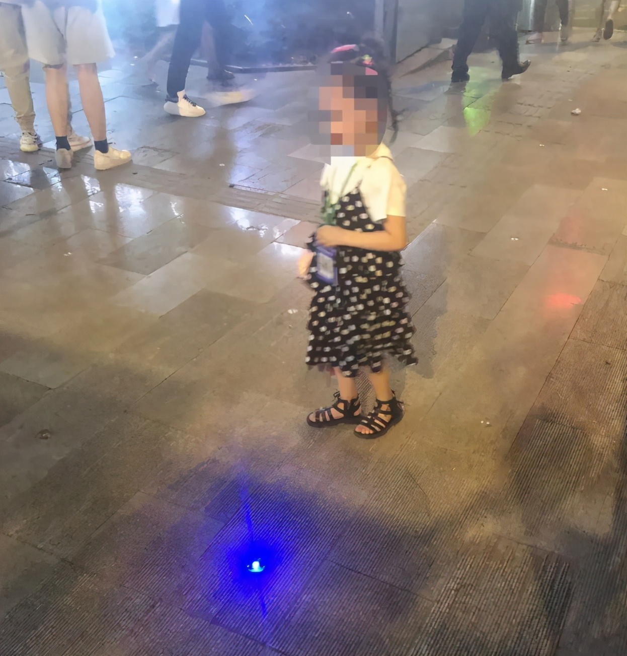 小朋友被迫卖花,幼童被逼卖花