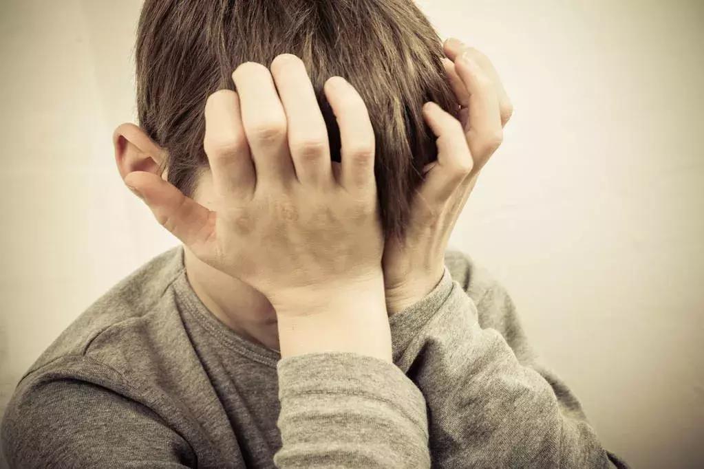 15岁少年强奸7岁女童后推下25楼,其父:孩子我不管!