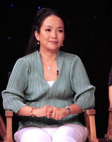 曾是一代影后，三婚嫁大四岁丑男，如今59岁已”华发苍颜”罕露面