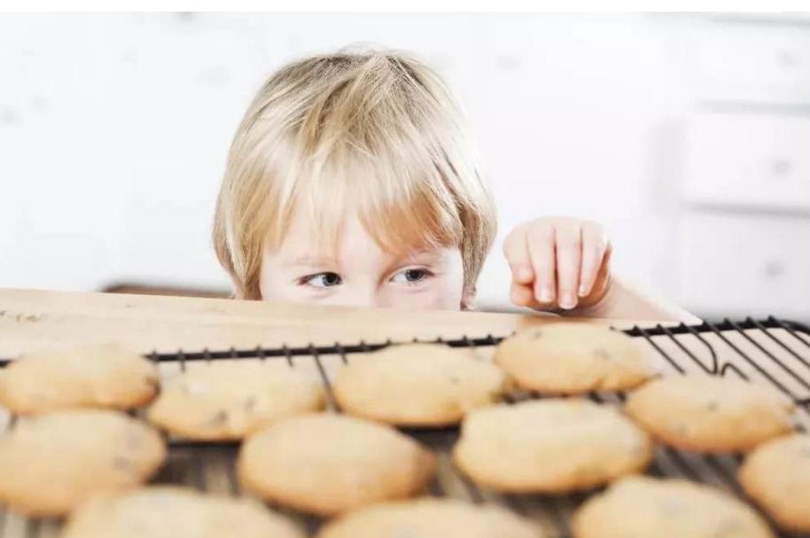小孩吃瓜子卡住喉咙视频,3岁小孩吃东西卡住急救的视频