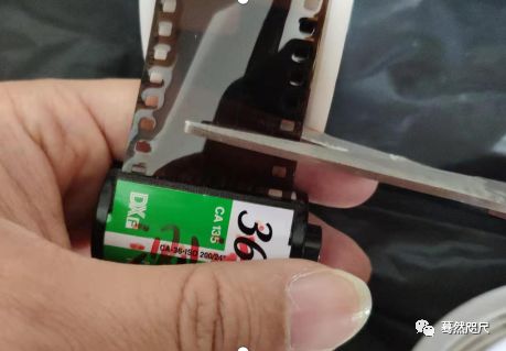 d76黑白胶卷冲洗经验,暗房洗胶卷用什么颜色灯