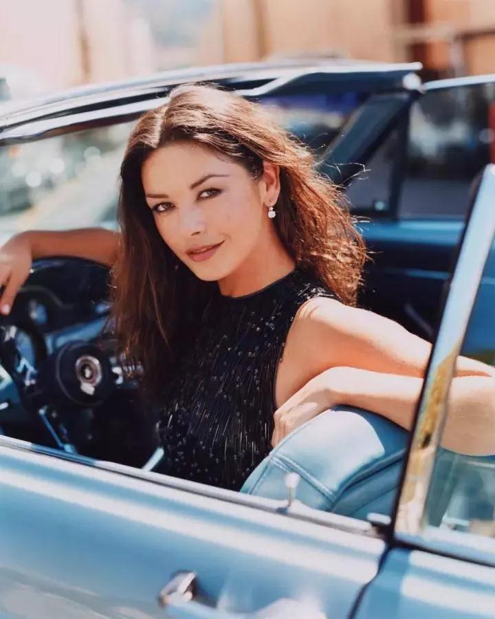 她是“最可吻”女性，被评为奥斯卡最佳着装人士，怀孕还又唱又跳