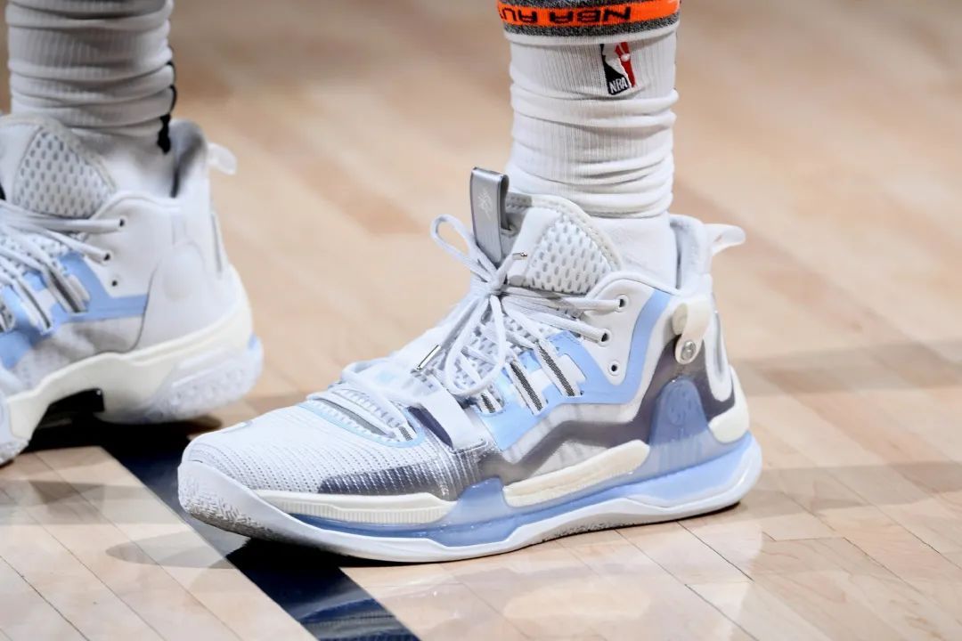 王一博安踏最新款,王一博上脚安踏