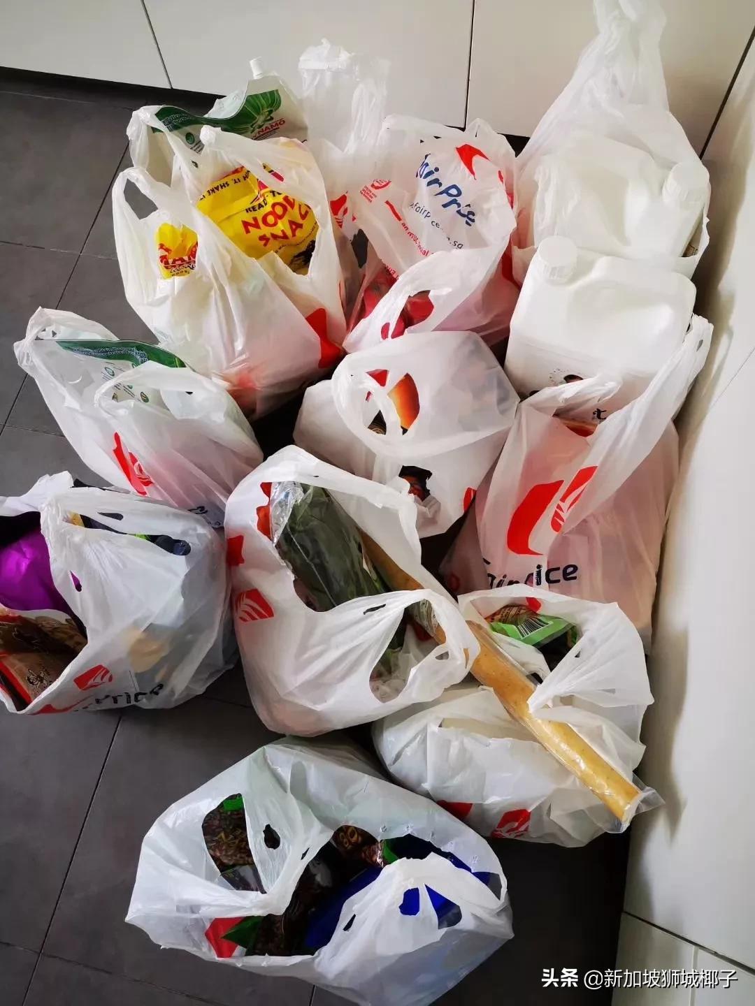 新加坡超市抢购一空,新加坡超市纸巾被抢购一空