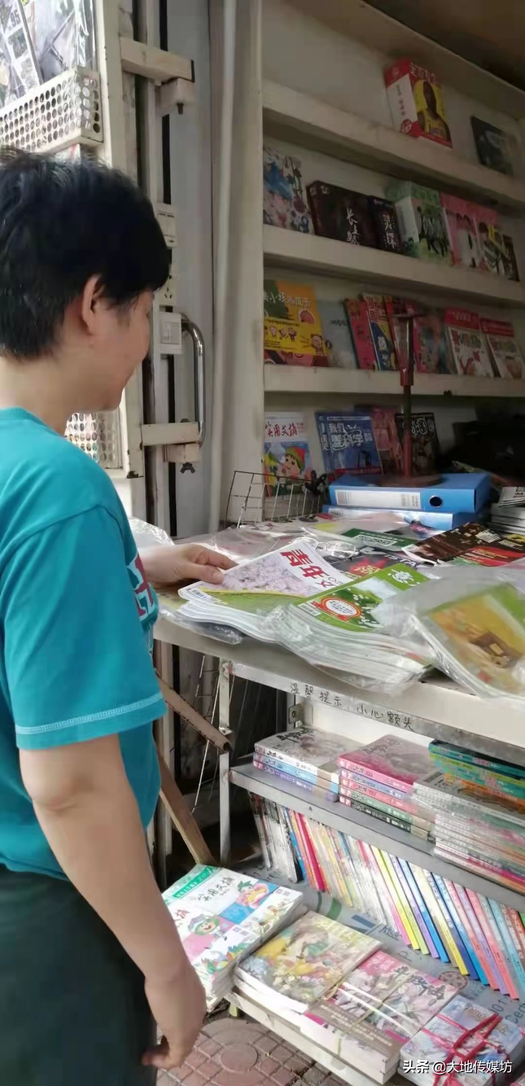 “买空报刊亭”实验背后:倒闭潮中有老人坚守却快被租金“压垮”