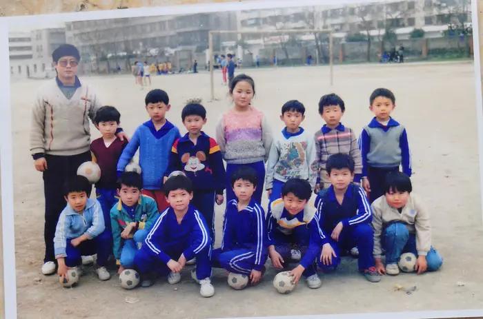 孩子体育场踢足球,小孩儿在篮球场上踢足球