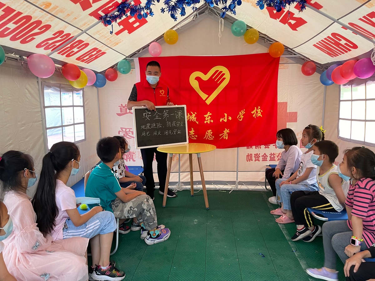 泸县城北小学开展地震应急演练,泸县6.0级地震抗震救灾