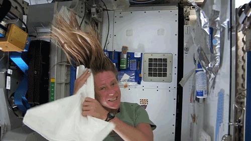 在太空里，流泪、拧毛巾、洗头发是啥样？原来这么神奇