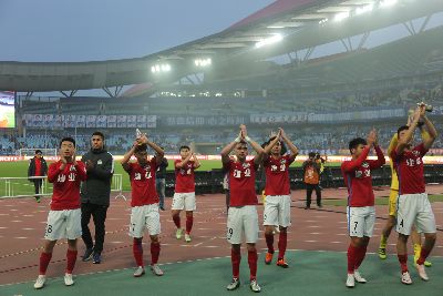 「战报」里卡多顾操先后被罚下，9人建业0-4苏宁