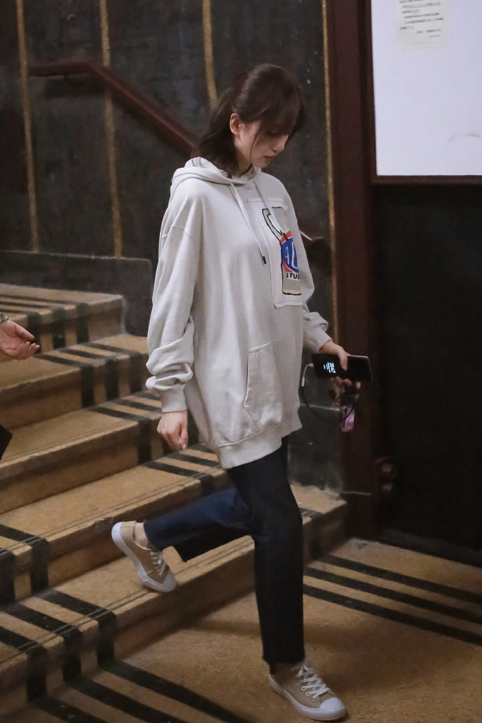 刘诗诗产后复出粉色礼服,刘诗诗亮相身形消瘦