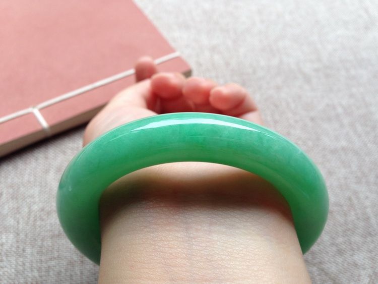 韩商言后妈家传的满绿翡翠手镯价值一千几百万，现实中价值几何