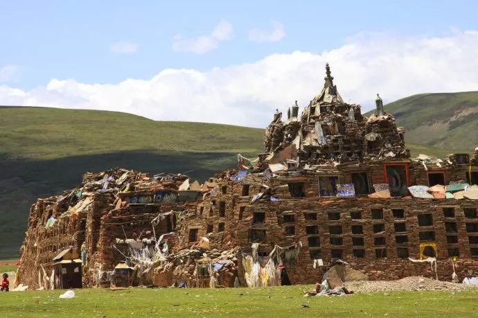 玛尼石凝固在石头上的信仰,玛尼石藏文