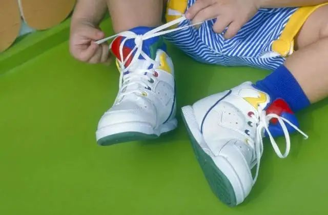 小学生穿41码鞋正常吗,女儿11岁穿35码的鞋子正常吗