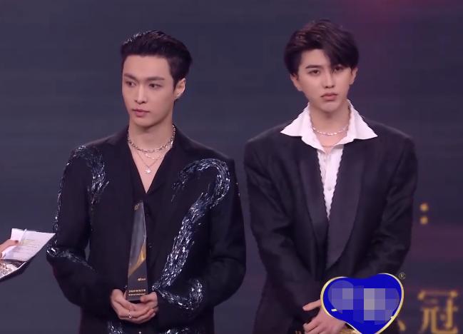 杨幂与杨紫的采访节目,微博之夜杨幂和杨紫在聊什么