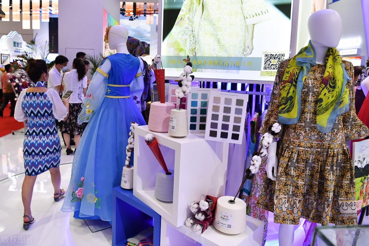 90女孩开服装店2个月赚20万,开个小服装店一年利润